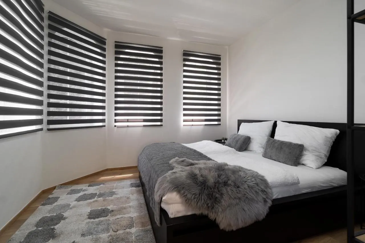Beautiful Apartments With Parking In A Quiet Location 俄斯特拉发 捷克